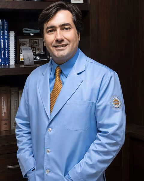 Dr. Rodrigo Lacerda, cirurgião plástico